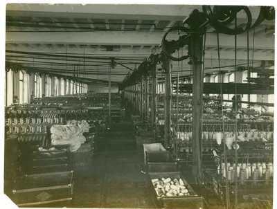 Sala di torsione, avvolgimento e riavvolgimento, filanda di Leas, 1923 da English Photographer